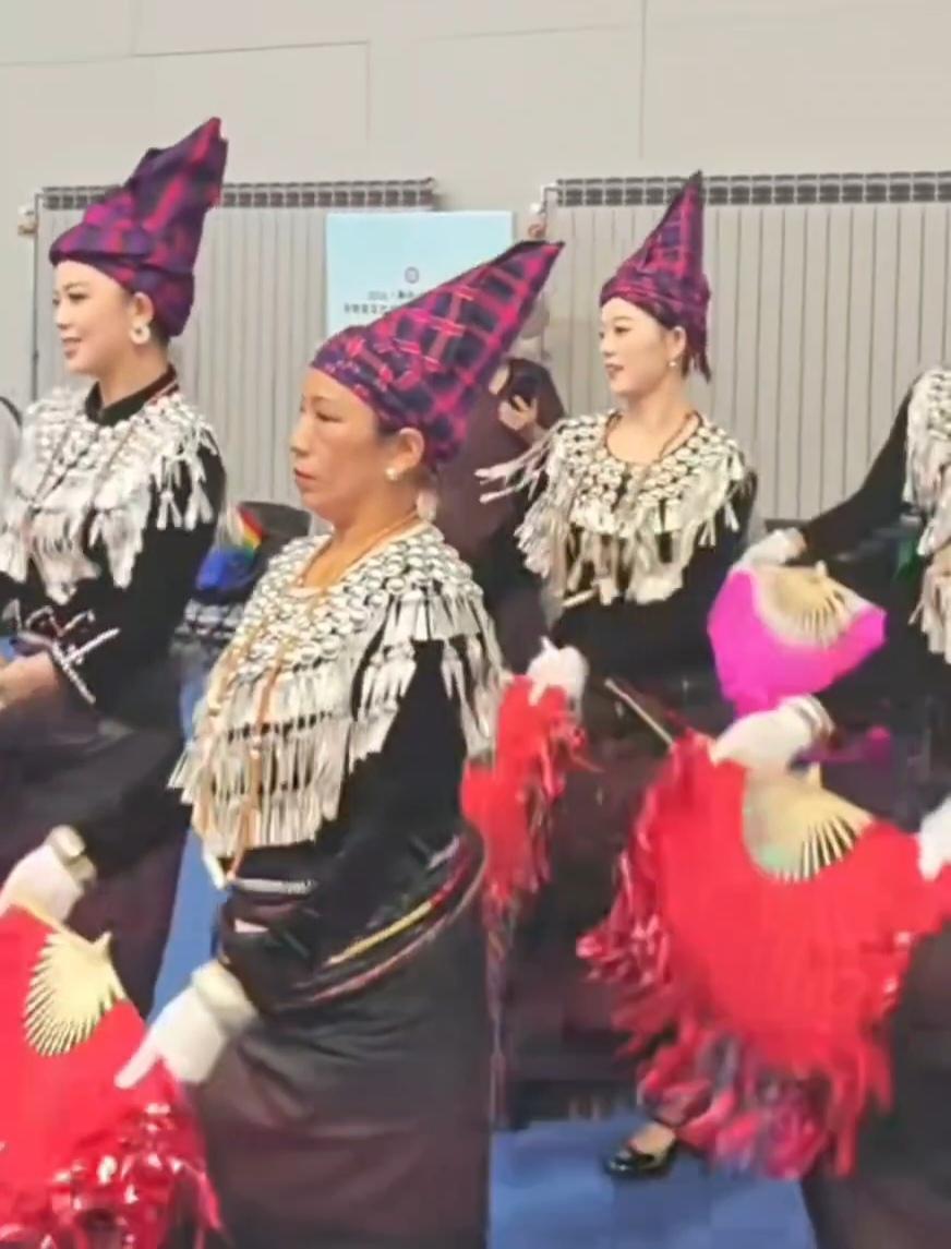 不能不说，现在真是一个靠脸吃饭的年代。这次目瑙纵歌演出团队，赴新疆石河子，参加演