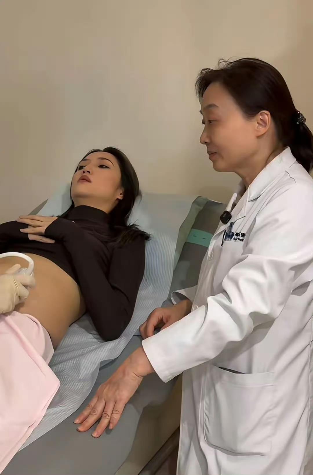 四少汪雨陪伴妻子崔璨进行产检，并选择了上海一家高端私立医院，费用高达15万元。目