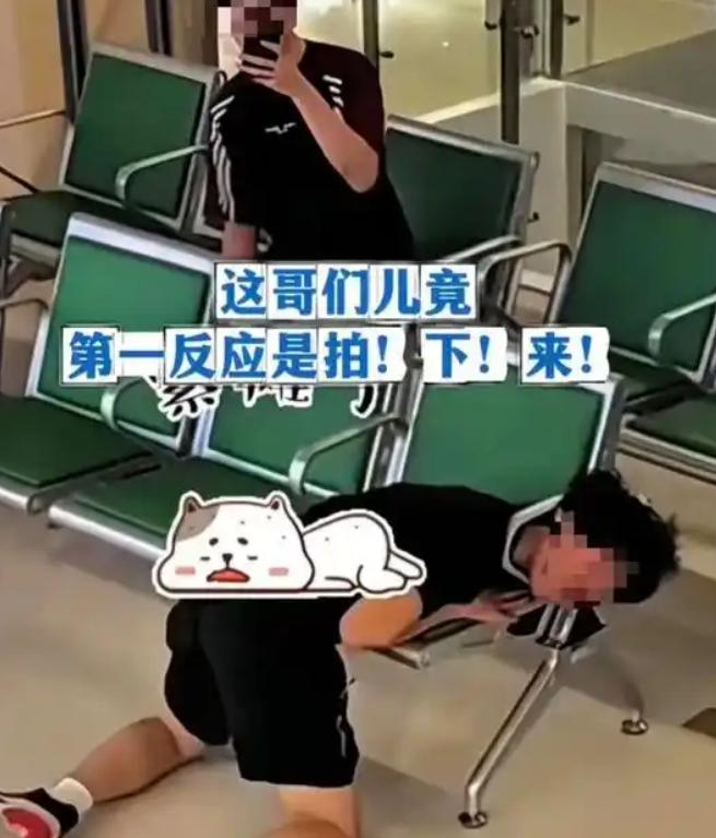 一个小伙陪朋友去医院，困得不行，就在候诊椅上歪头睡了过去。结果醒来发现，脖子卡在