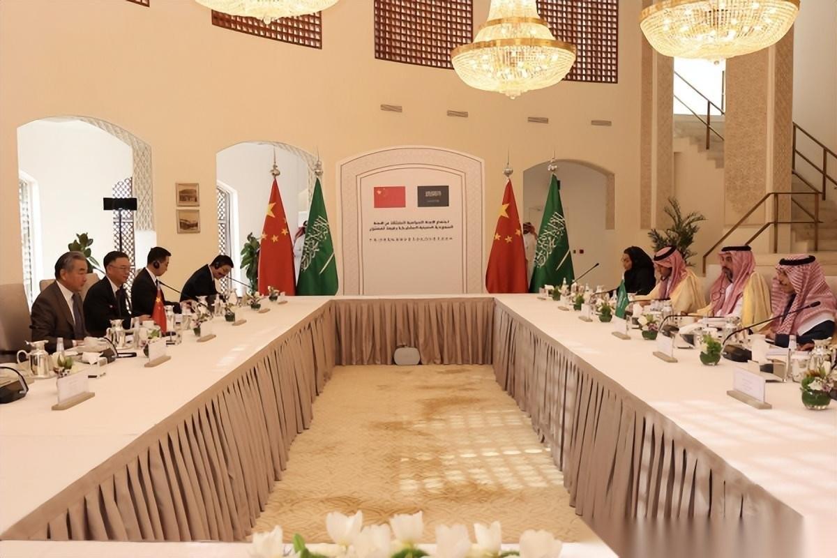 打不垮伊朗美方转身对付中国，沙特拨通北京电话，中方斩钉截铁
这场中东博弈，越来越