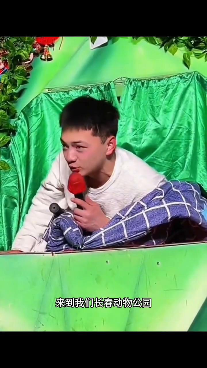 雪饼猴腰部受伤，为了不让游客失望被担架抬到五行山。
2月20日，吉林。能够来到这