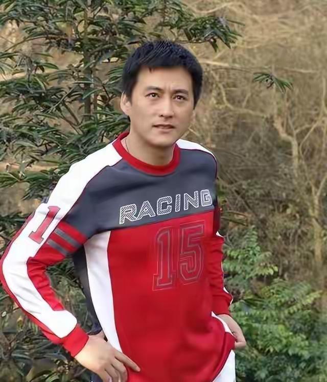 他年轻的时候那么帅气，就算是我见了都是望眼欲穿的
你们认识他吗？
他比靳东帅气，