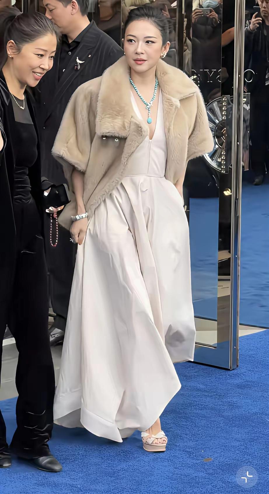 被章子怡惊艳到了！
3月14日，章子怡出席线下活动，美的令人陶醉，被网友夸爆了！