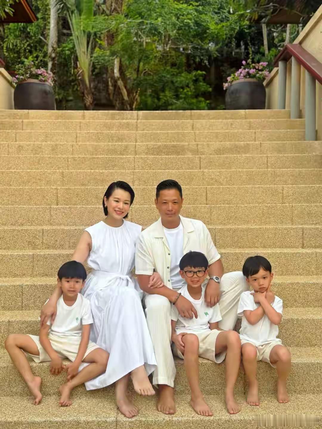 胡杏儿老公晒一家五口出游照胡杏儿带三个儿子出游胡杏儿一家五口出游度假，画面温馨有