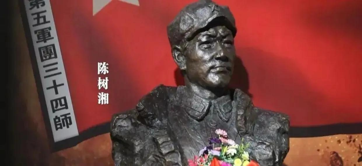 1934年11月25日，中央红军准备渡湘江，陈树湘奉命断后！
他带领34师600