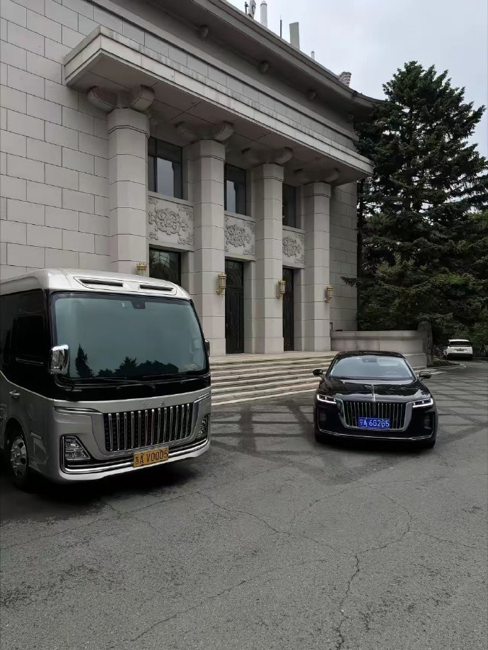 豪院双璧这两部座驾气宇轩昂，静泊于奢华庭院之中，自带官方风范，仿若国家单位的专属