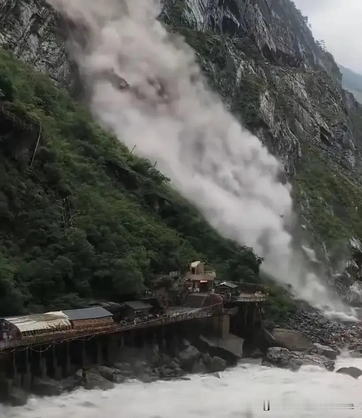 惊魂虎跳峡！巨石滚落游客狂奔，景区回应：已正常开放

轰鸣声中尘土遮天蔽日，有游