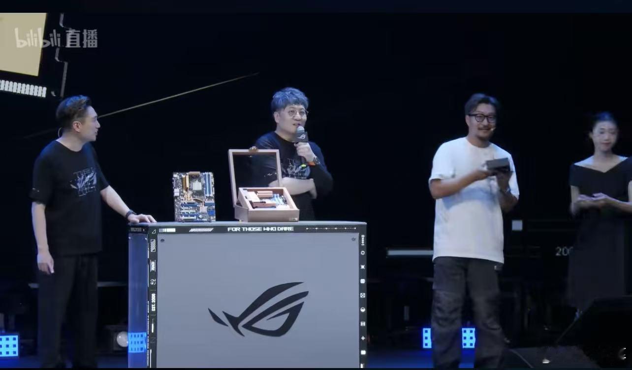 ROG20周年枪神10Plus超竞版 周冠宇今天现身真的太圈粉了，话不多但很真诚