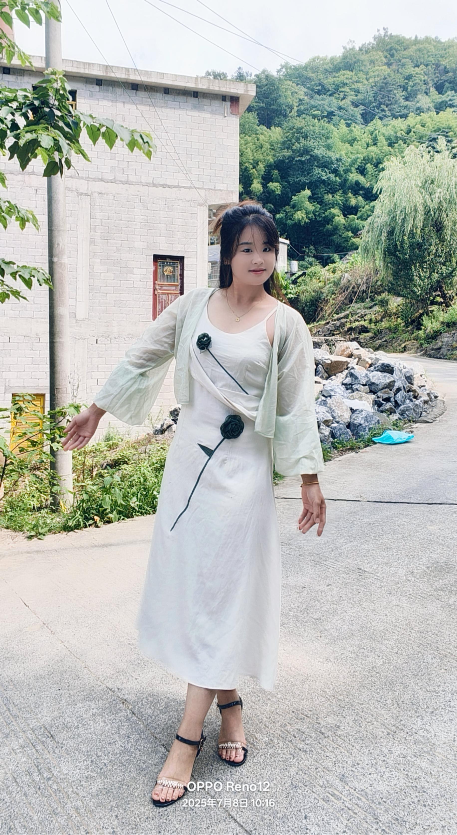 “始终欠自己一个该有的模样，          太多无可奈何的选择和委屈妥协。”