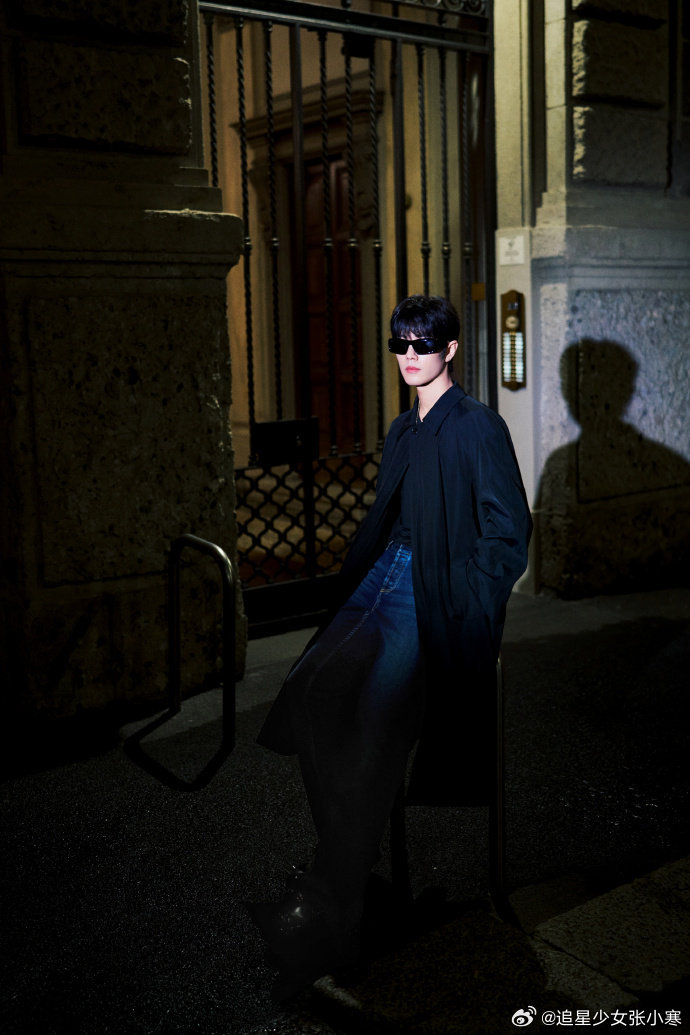 肖战这组出图给到一个夯 肖战墨镜出图，这组审美好高级！肖战墨镜出图