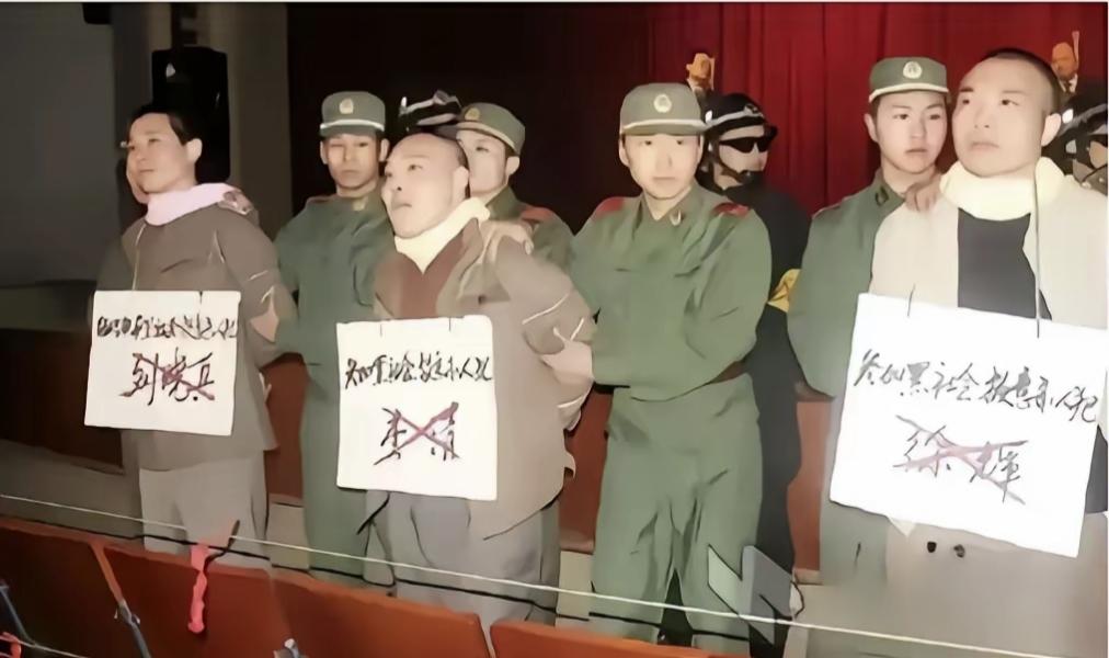 【执行死刑】最高人民法院对于停止执行死刑的案件，应如何处理？
依据最高院关于适用