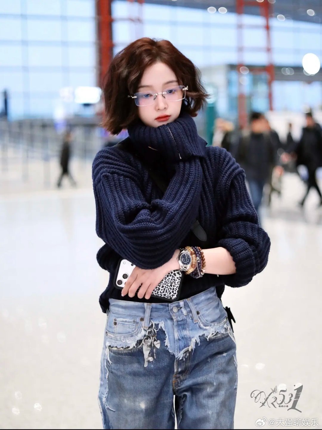 吴宣仪剪了短发吴宣仪这波短发造型真的太顶了！干练短发配无框眼镜，卷毛慵懒随性，又