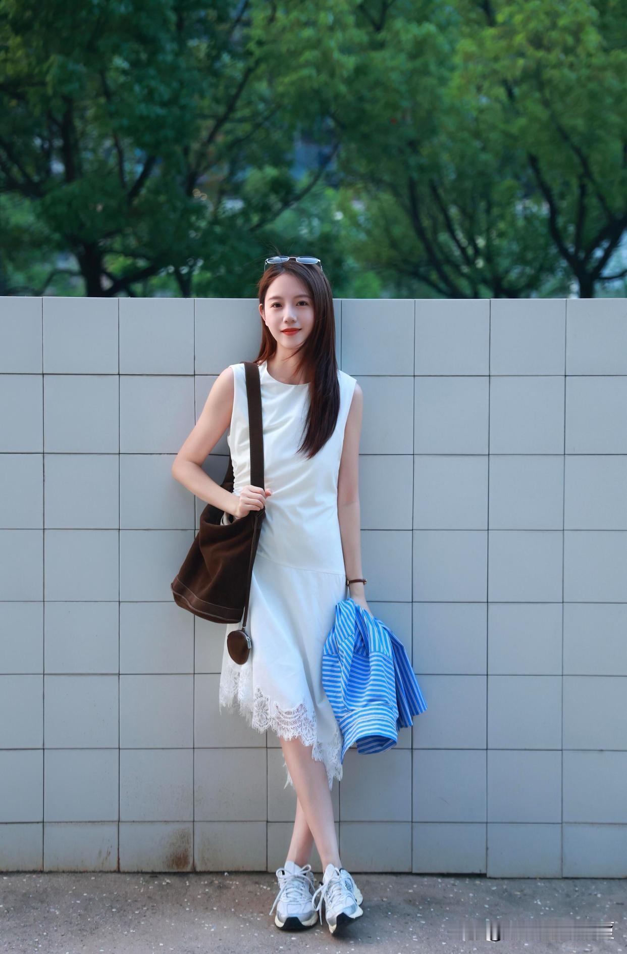 夏日清新穿搭，条纹裙搭配白色上衣，轻松自在！🌞👗👒