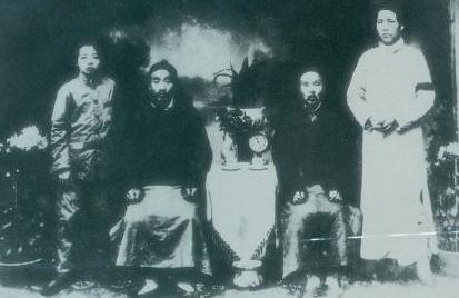 毛主席唯一的一次与父亲合影相片！1919年11月，长沙照相馆里，毛主席和父亲拍下