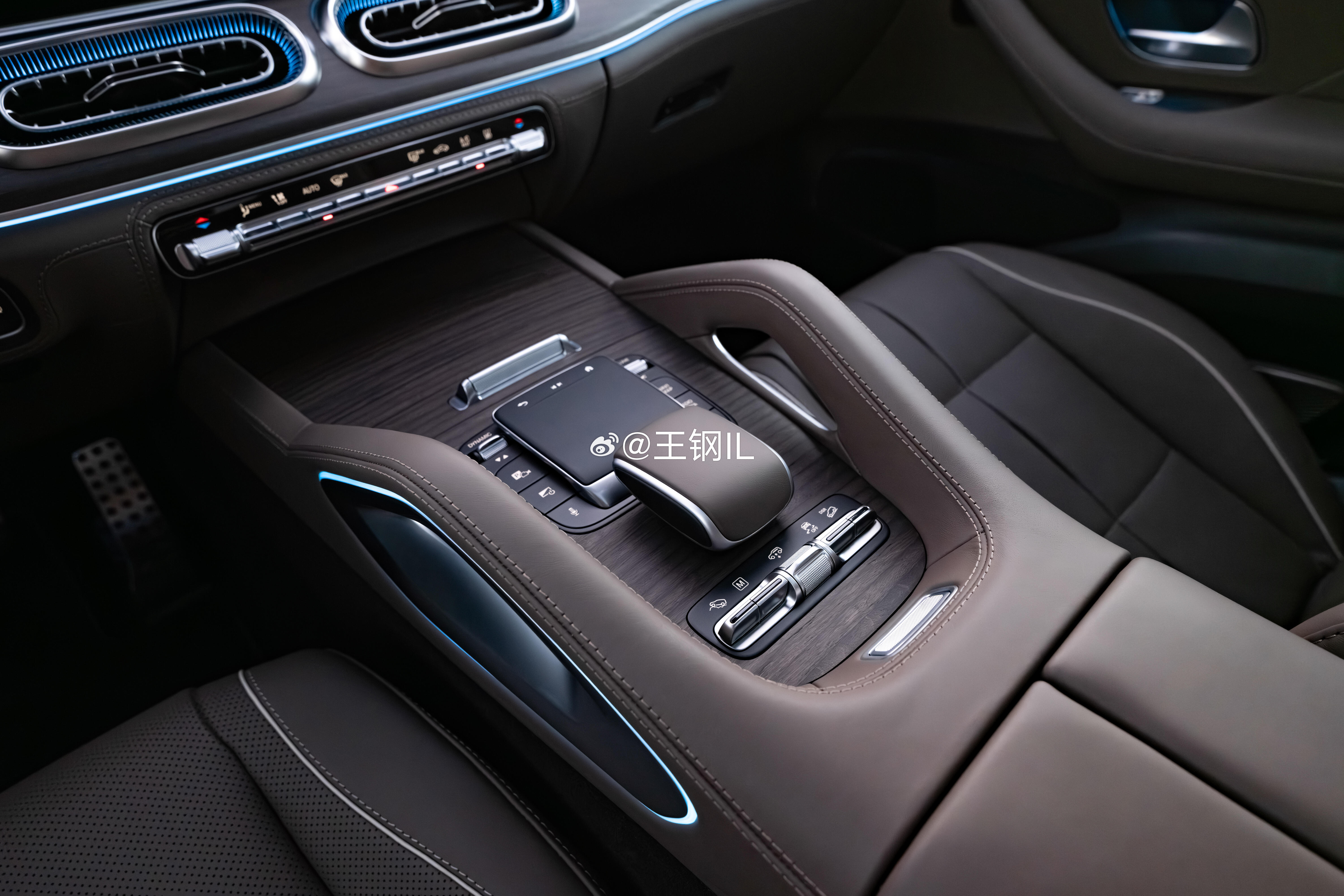 2026款奔驰GLS正式发布，这些升级能否让你心动。GLS 580： V8回归平