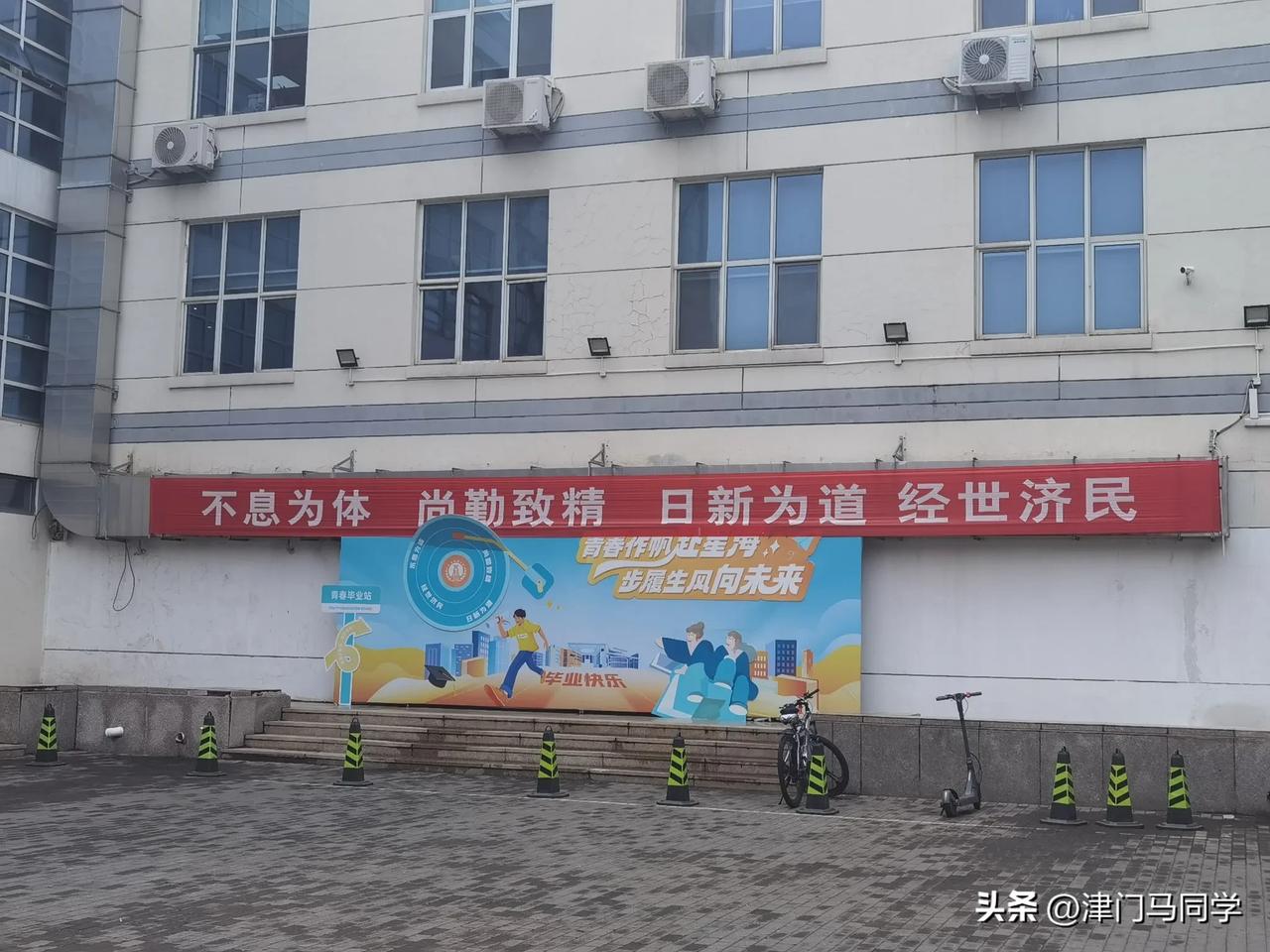昨天碰到上届的学长毕业搬运行李离校，问了他就业的情况，他说没有找到工作，班里只有
