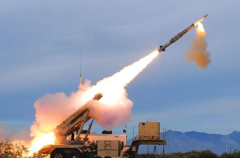 美军是真扛不住了，弹药库存踩到红线，国防部连夜官宣要狂砸超300亿增购关键弹药，