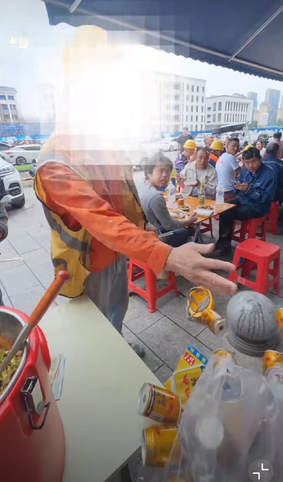 摊主好心卖盒饭送瓶饮料，因为饮料是网友赠送，希望领饮料时说声谢谢！工地大哥不说谢