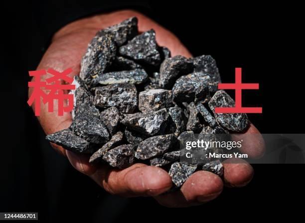 不论与美达成任何协议，对台军售的所有美军工企业，必须严禁供应其稀土。
不但大陆禁