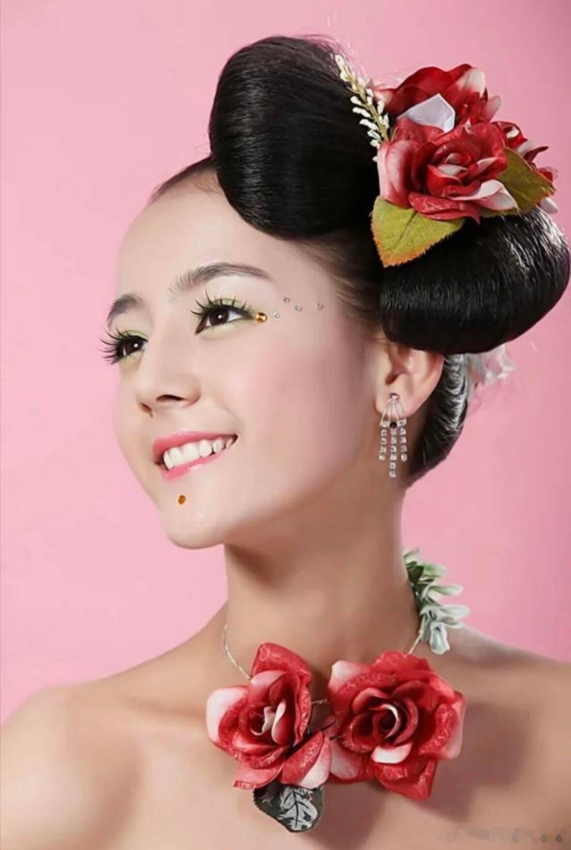 迪丽热巴15岁左右的年纪就靠当婚纱模特什么的自己赚钱了 天生吃演员这口饭的 