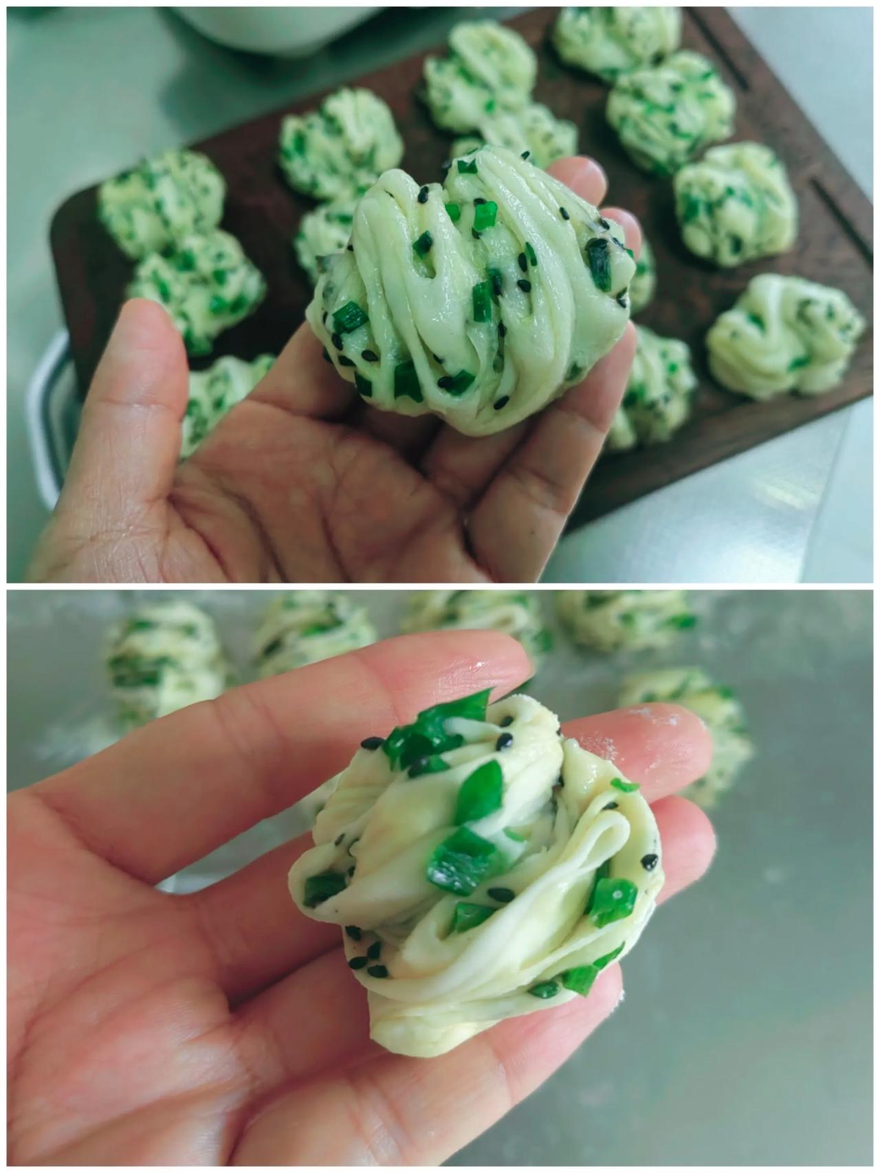 
黑芝麻葱油花卷，我家娃超爱吃葱油花卷，咸香松软。
出锅一口气我炫了5个[捂脸]