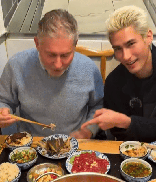 米卡爸爸带米卡逛相亲角 看米卡和爸爸一同逛相亲角，真是看到了他们自然又有爱的互动