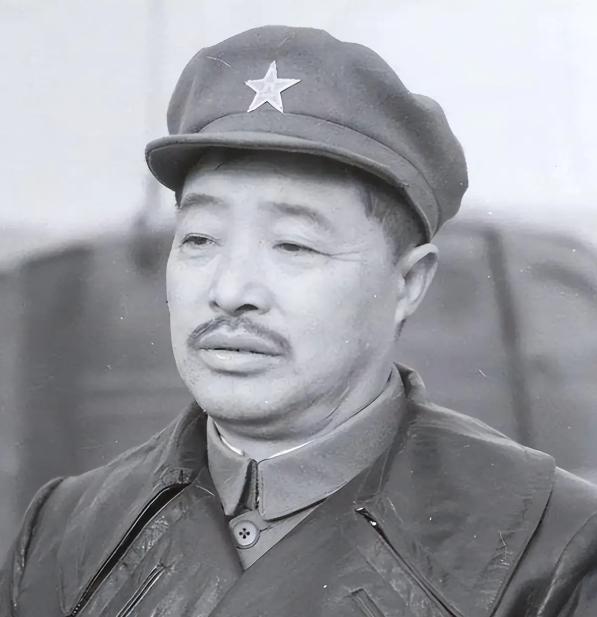 1939年，贺龙欲提拔老部下当旅长，毛主席却反问：那个给八路送过4000大洋的土