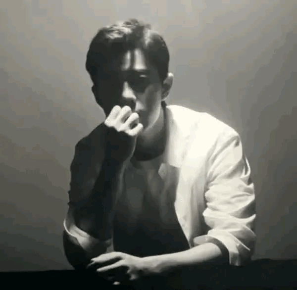 很多人因《藏海传》而迷恋肖战，纷纷探寻他的过往作品。《陈情令》让他走红，引发关注