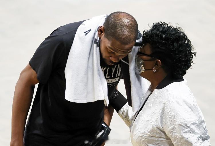 近日火箭球星杜兰特做客美女博主Bobbi Althoff的播客节目 “NOT T