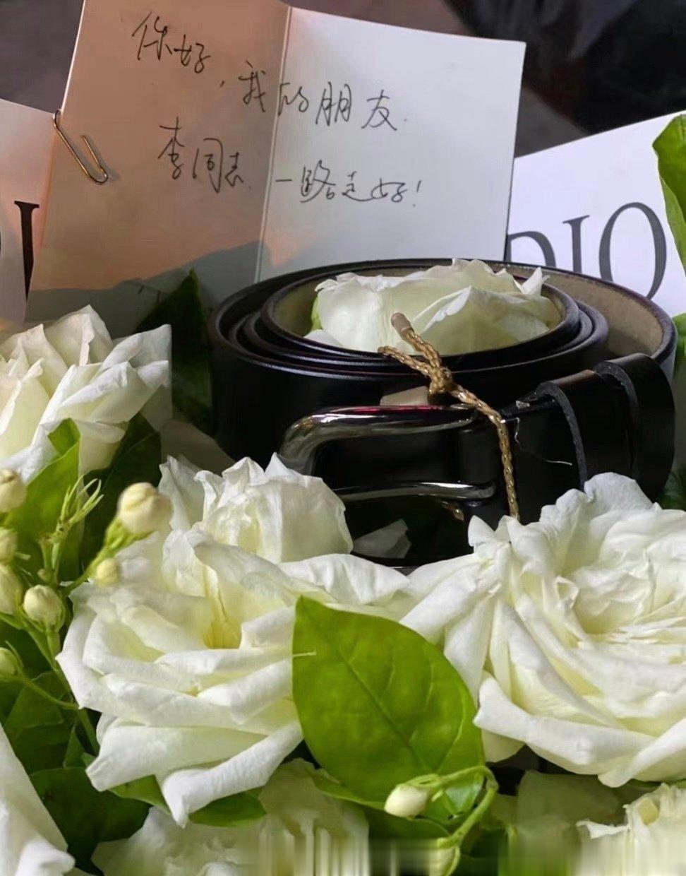 在他青少年时期位于安徽合肥红星路80号的故居门前，有悼念群众给勤俭节约清廉从政的