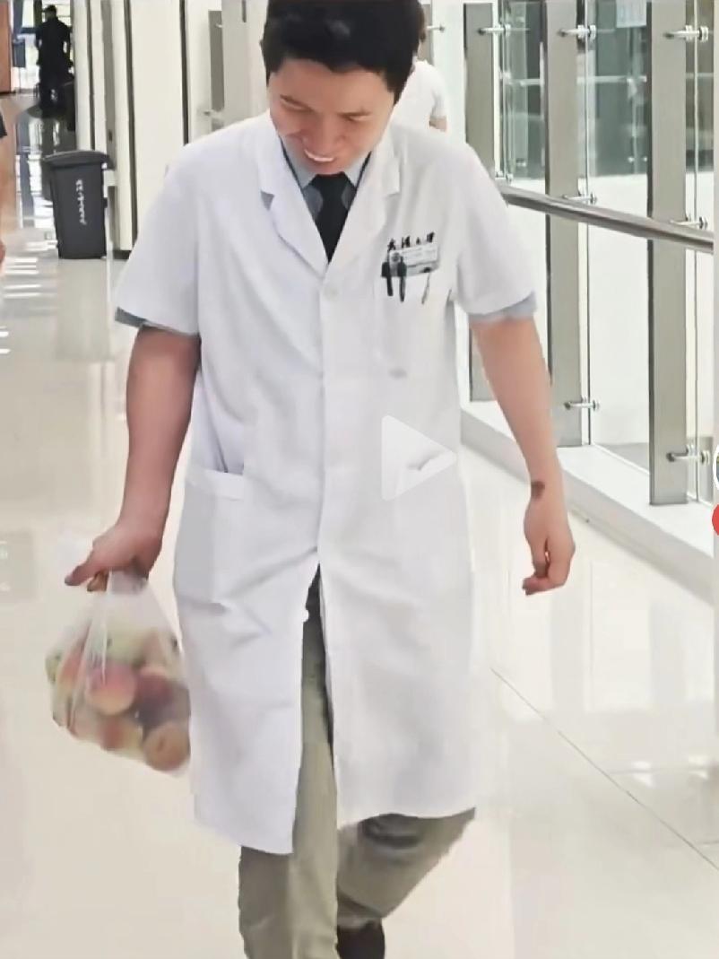 患者给医生送礼了，网友们却说：收下吧，这礼应该收！生活中，我们经常会被平凡的小细