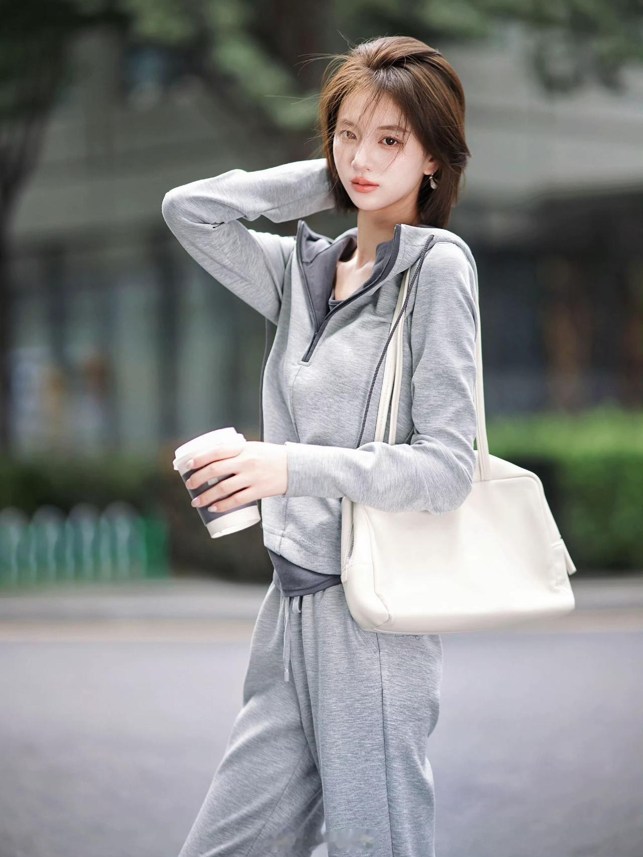 你们喜欢什么类型的美女没有人不会爱上秒出门的套装[举手][举手]
假两件卫衣➕阔