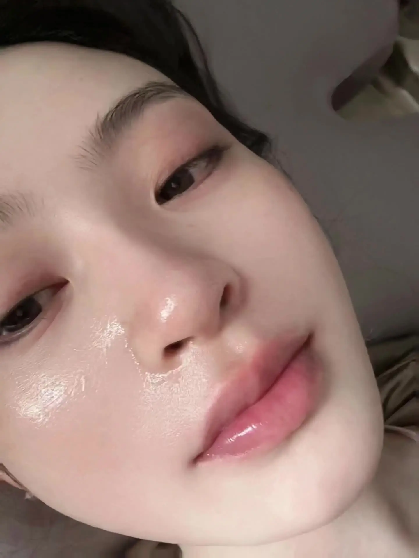 睡醒和皮肤玩儿起来了 新买的美容枕也太丝滑太舒服了，睡到不想起……