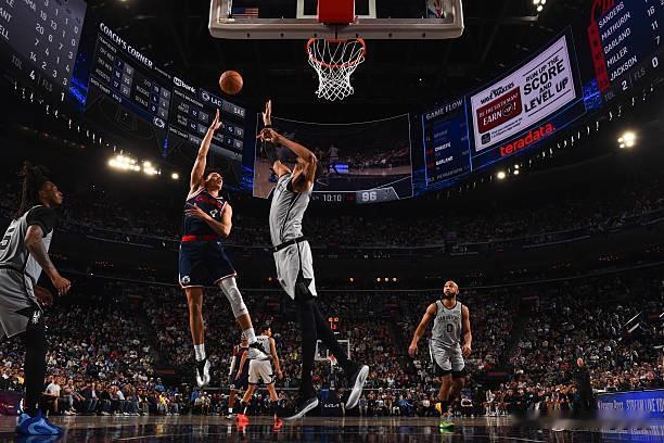 很多人不理解，科比-桑德斯这段时间在快船为什么要么就是进先发，要么就是直接第三阵