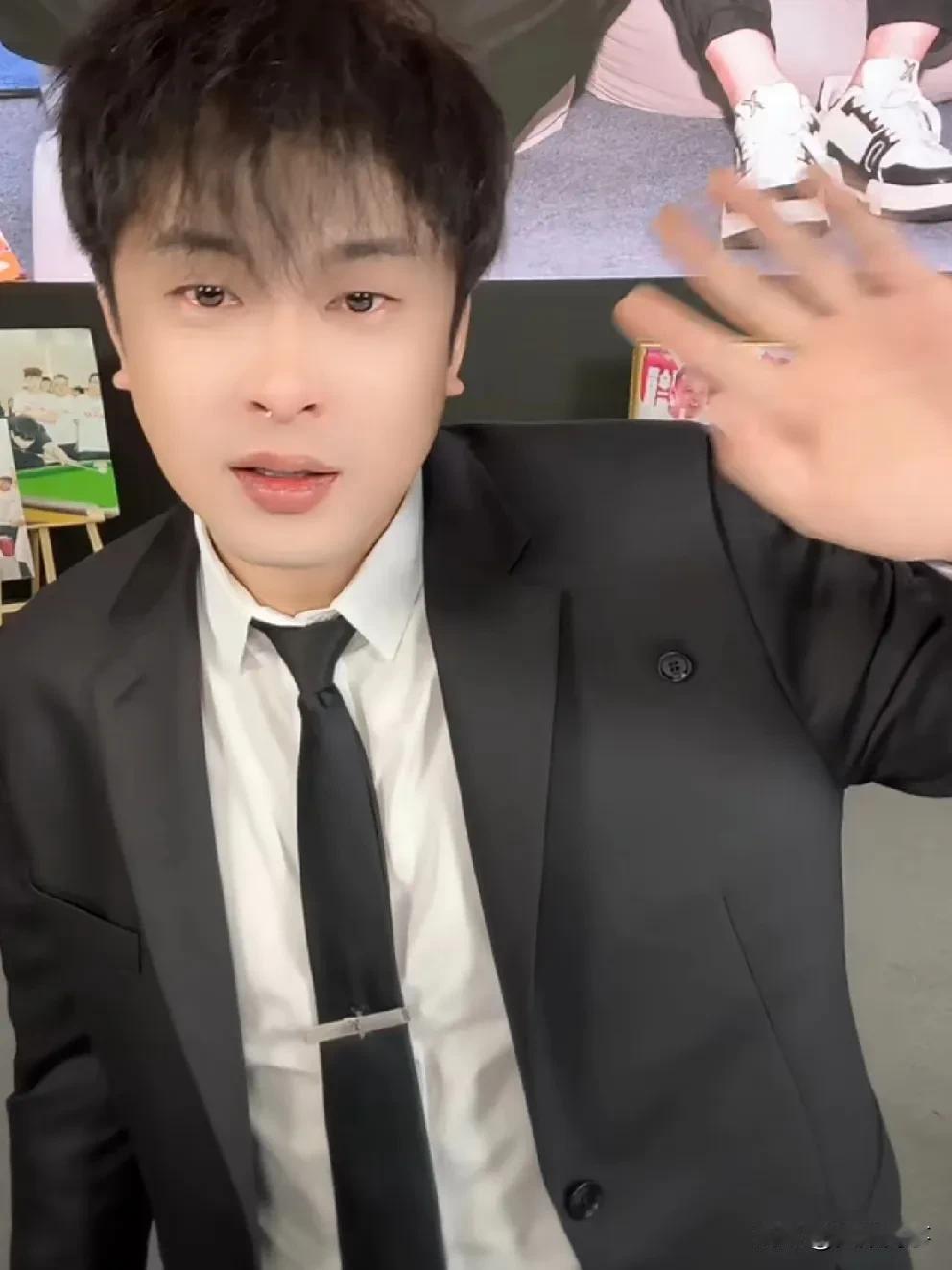 f/z否认站立场遗憾辛巴退网，担心老葛未来发展。

             f