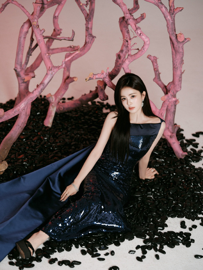 白鹿静立其间撷光而行白鹿工作室下次早点出图白鹿今天依旧闪耀红毯！！工作室下次早点