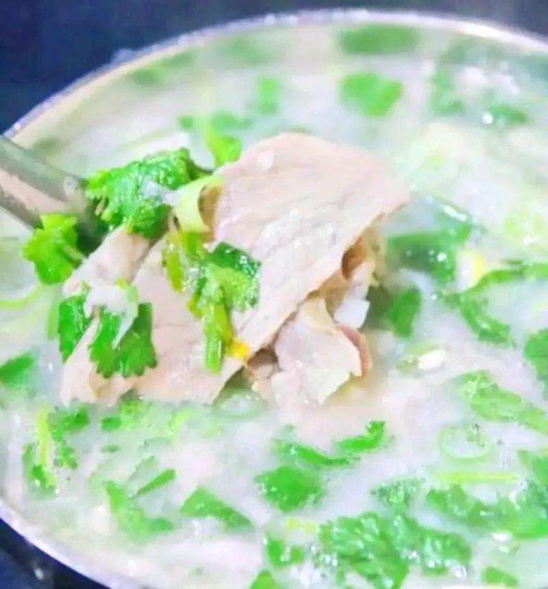 羊肉和瑶柱是绝配，简单易做，汤鲜味美，羊肉鲜嫩无膻味，瑶柱嫩香可口。
首先锅中加