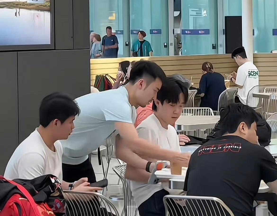 王楚钦这场球输得，我真以为眼睛花了
今儿个抽空看了会儿乒超，本来想瞄一眼就关，结