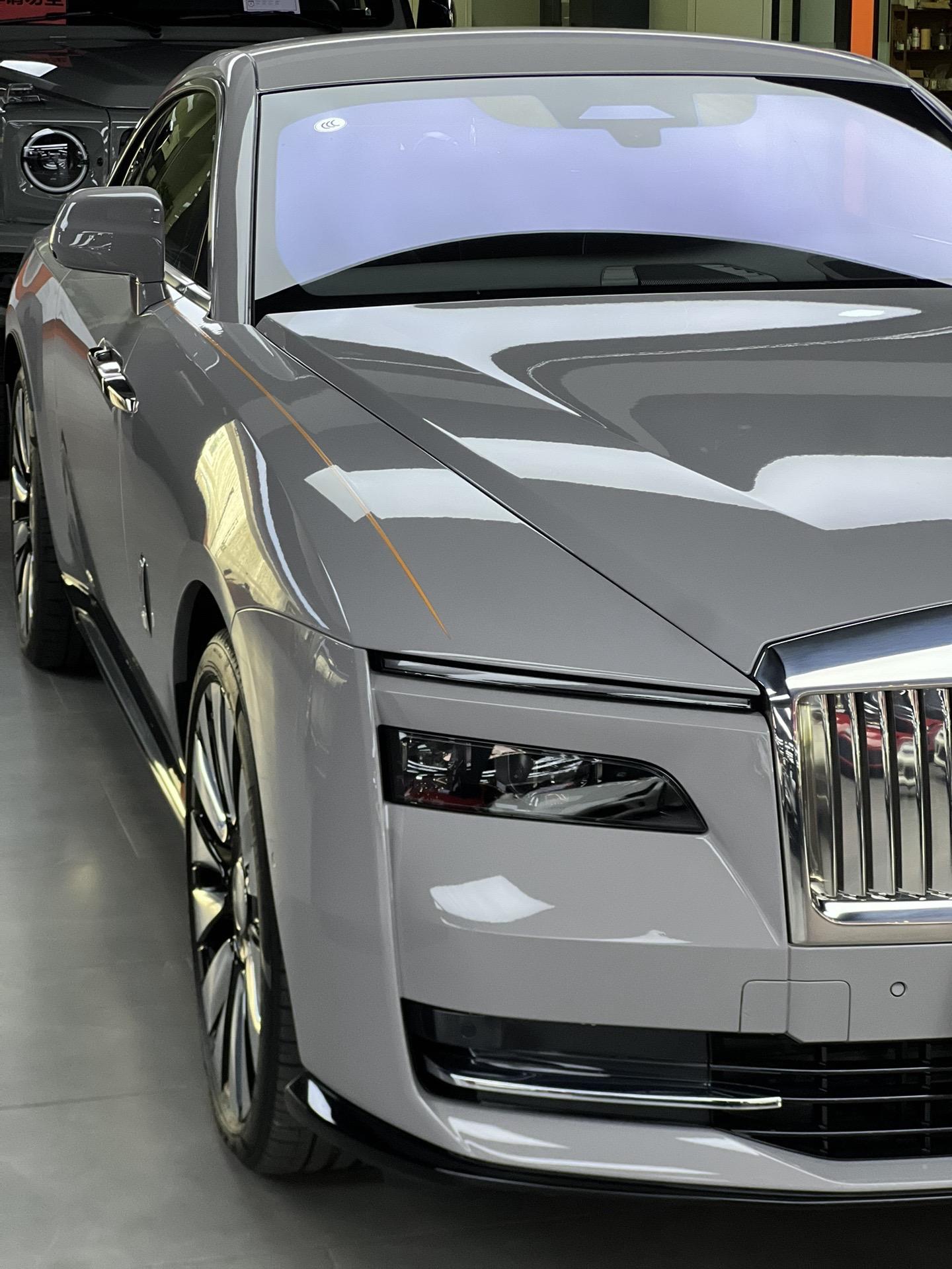 电动车的天花板车型。劳斯莱斯闪灵Spectre 应该可以说是整个中国第一台在售的闪灵二手车 
除了牌照颜色没有那么尽人意 还有什么理由可以拒绝它呢