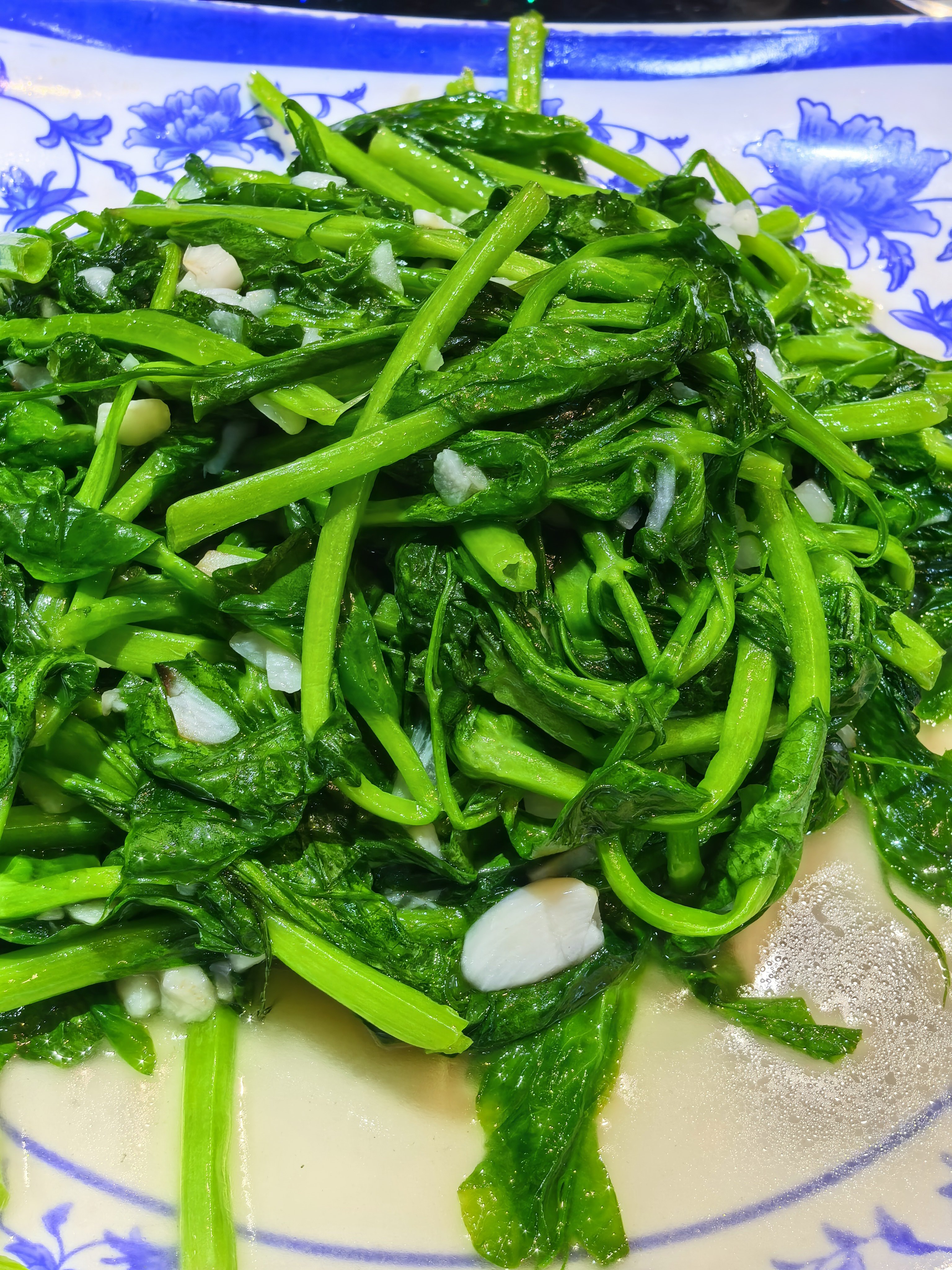 周末无煮意：清蒸鲫鱼，盐焗乳鸽，蒜蓉炒豆苗。 