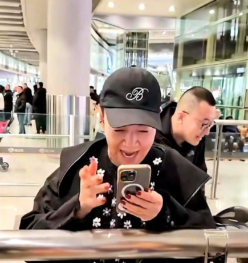 别再傻傻地跟婆婆硬碰硬了。

前几天宋丹丹在机场激动得又蹦又跳，就因为儿媳王博谷