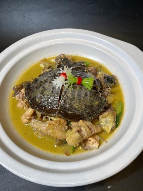 上联：张家口馋东坡肉
下联：尖沙嘴吃霸王鸡