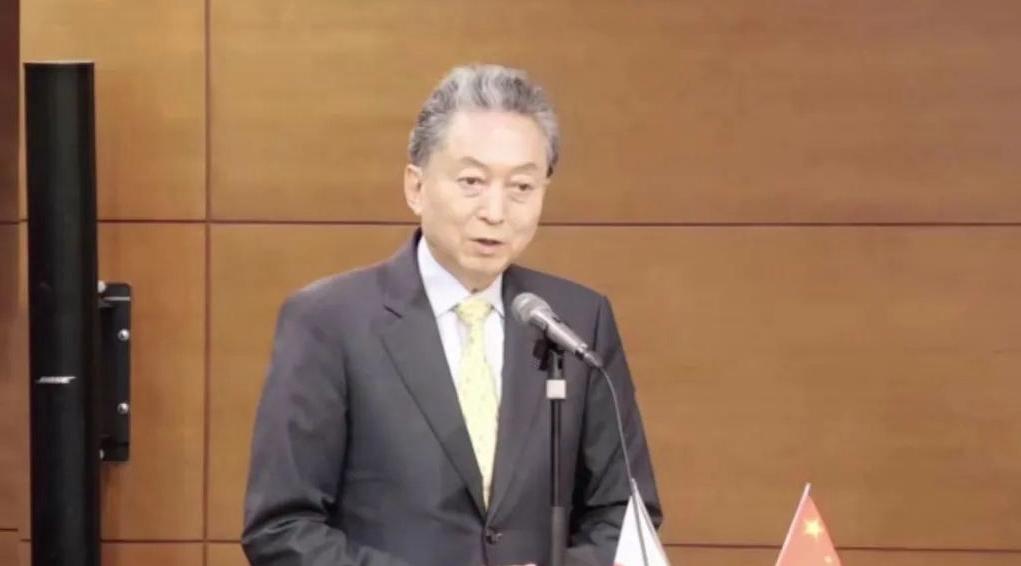 前首相鸠山由纪夫一开口批评，高市早苗的态度立刻大转弯，这届日本政坛的"变脸"速度
