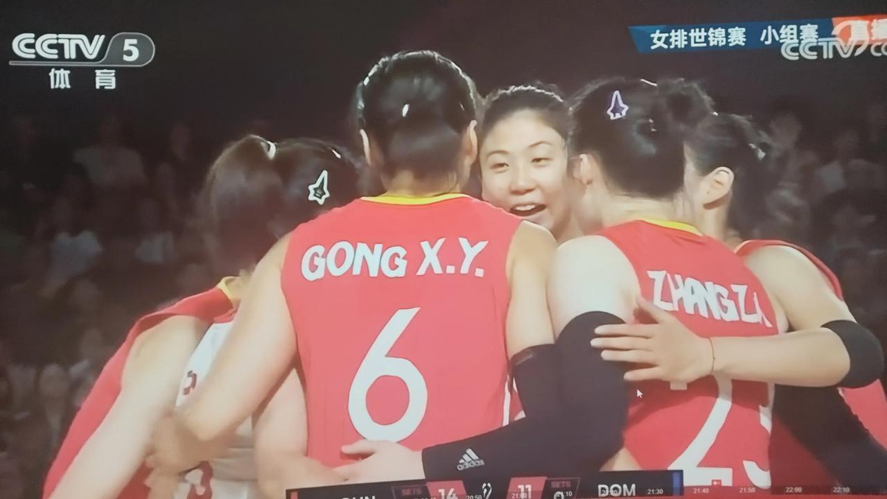 中国女排今天的比赛可谓是有一个大心脏。在对阵小组赛的最强对手多米尼加时，中国队稳