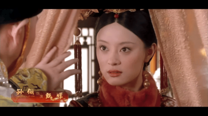 甄嬛传 真正的群像  甄嬛传晚会再现经典，剪纸小像勾起回忆，每个角色都是不可磨灭