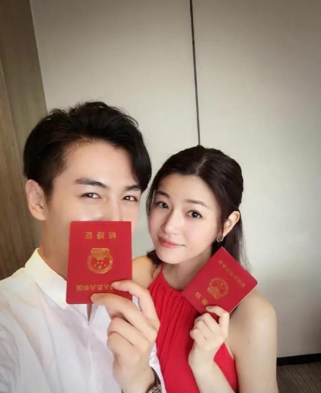 连陈晓和陈妍希都离婚了，看来爱情这个东西是真的很奇妙，要知道陈晓夫妻在娱乐圈里可