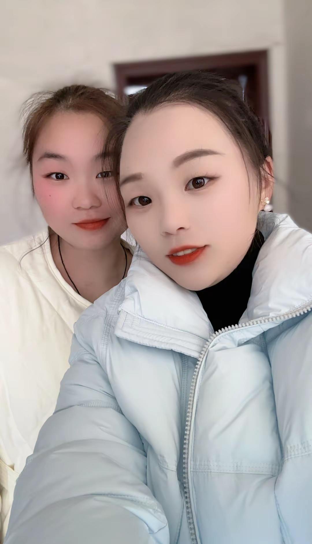 亲爱的老己：今年做个温暖的人，以最大的平静去爱我们不确定的生活，人静、心安、物简