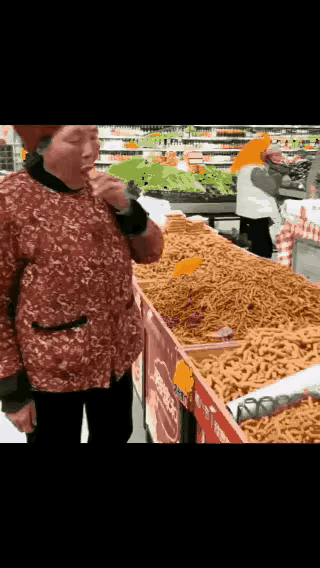 大妈心想：这超市真好，还能吃自助餐，回家都省的做饭了，以后还得常来啊！