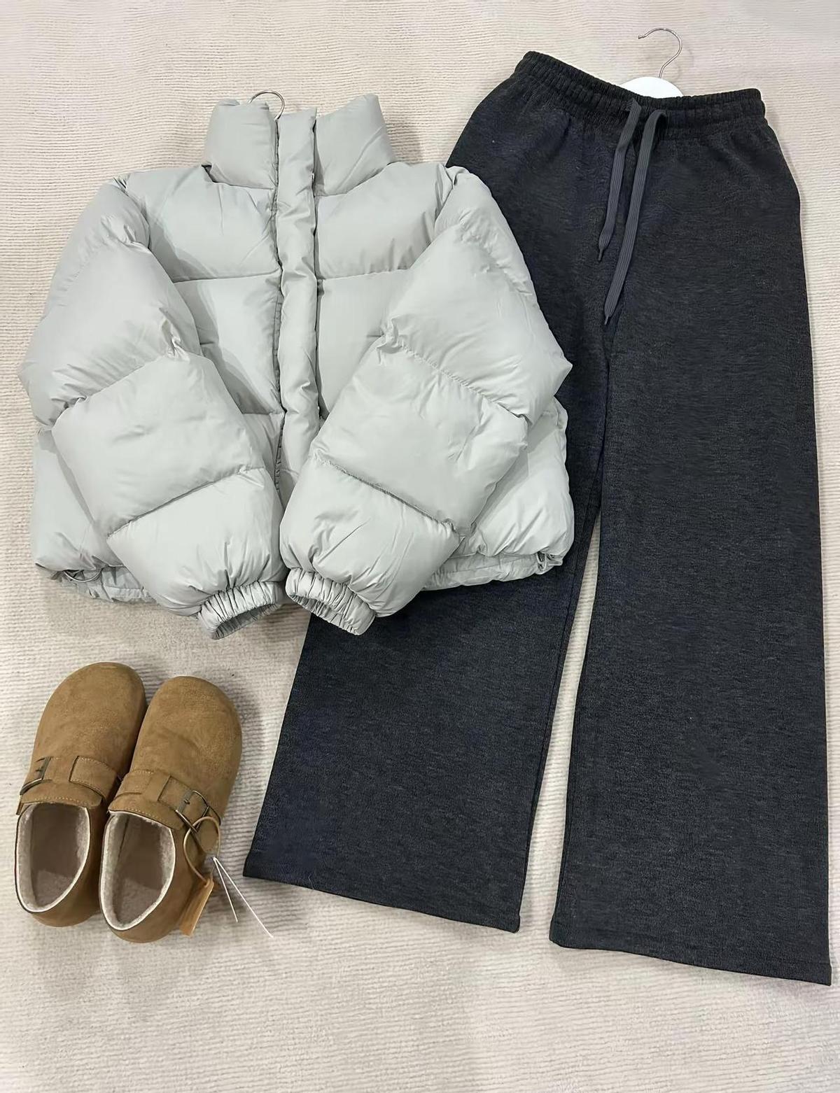 梓铭家那件灰绿小奶包，一穿就上热搜。
不是胖，是藏肉藏得高级。
深灰糯米裤一垂，