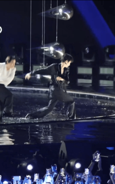 王俊凯四年四爆反复爱上王俊凯的第 N 年！四年四爆的成绩单太亮眼，跨年水舞台湿身